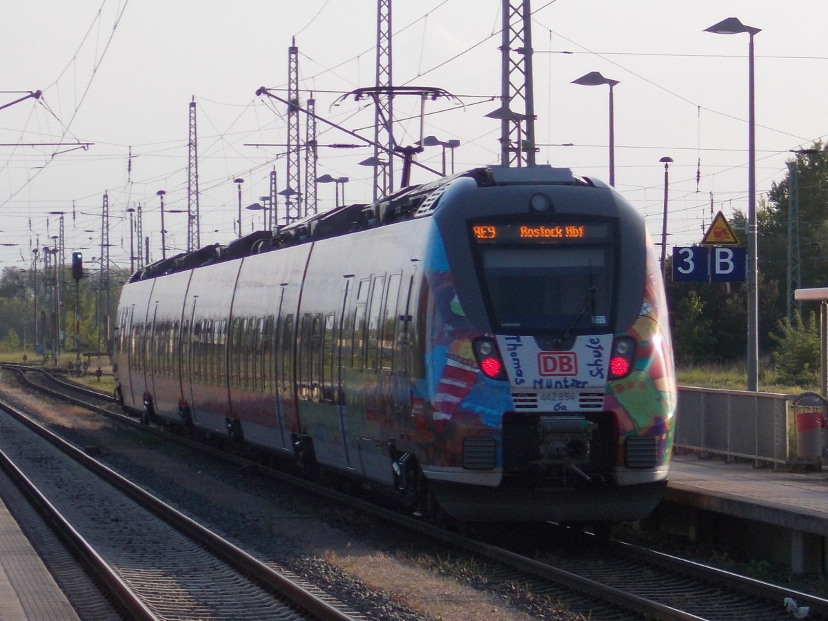 Buchstäblich im letzten Tageslicht verließ der 442 845 am Abend vom 22.Mai 2015 den Bahnhof Bergen/Rügen.