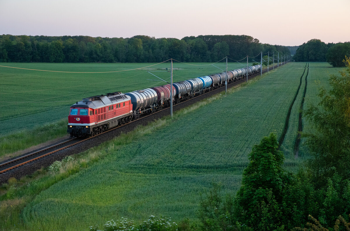 Budamar 232 701 mit Kesseln am 07.06.2023 nach 21.20 Uhr bei Kummerow.
