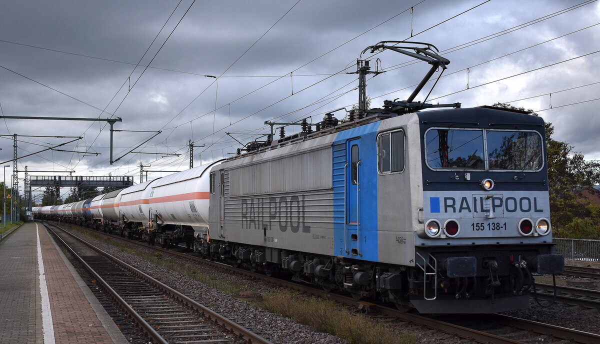 BUDAMAR WEST GmbH, Saalburg-Ebersdorf mit ihrer  155 138-1  (NVR:  91 80 6155 138-1 D-BDMW ) und einem Ganzzug Druckgaskesselwagen am 07.11.23 Höhe Bahnhof Niederndodeleben.
