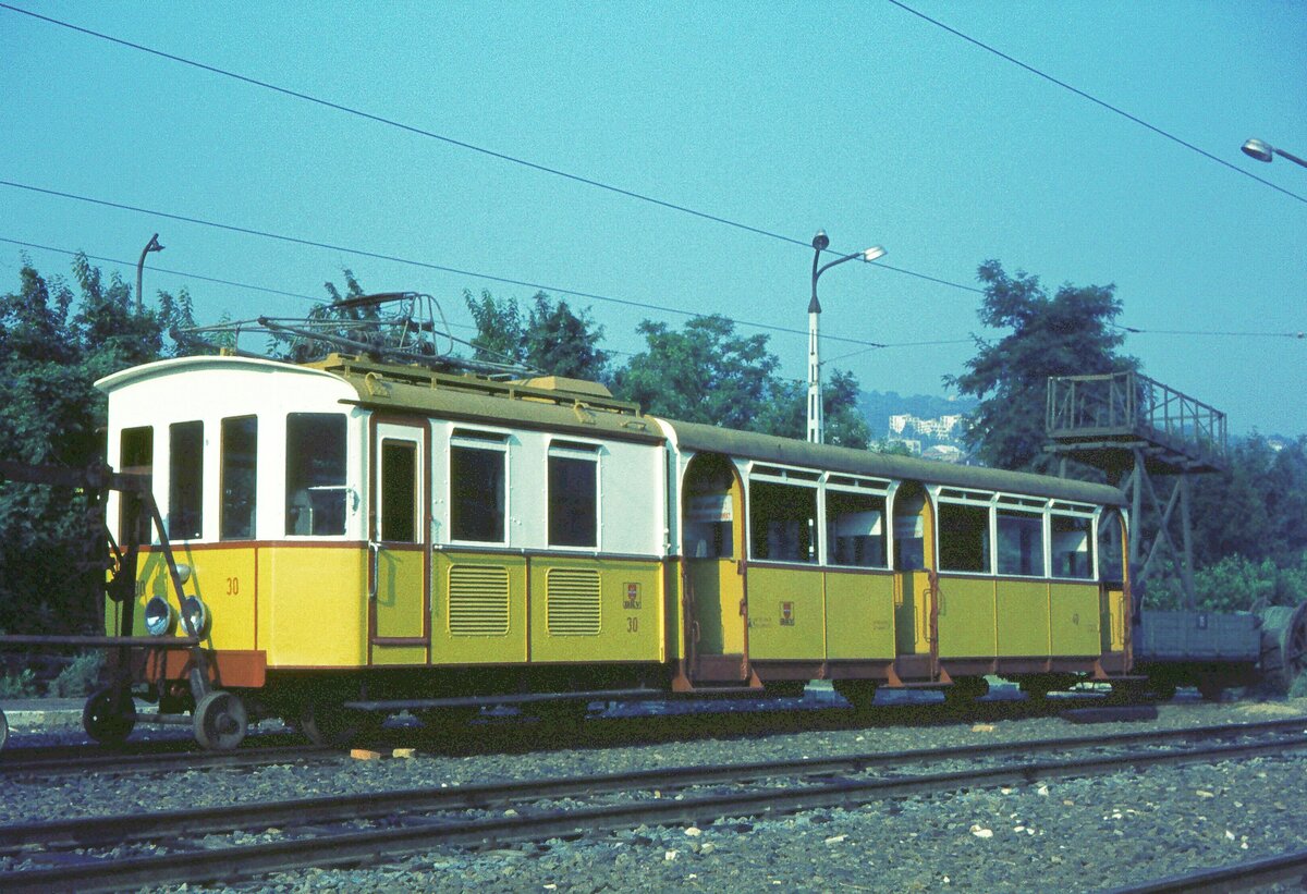 Budapest alte Zahnradbahn_23-07-1975_Der Zug besteht aus E-Lok Nr.30 und Rowan-Bw. Nr. 40_als Museumszug erhalten.