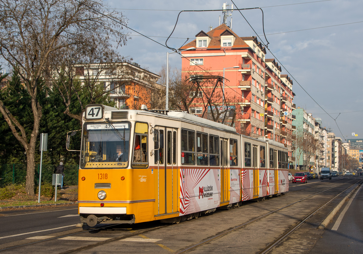 Budapest 

Auch Ende 2021 sind die Ganz fleißig unterwegs wie hier, BKV Ganz CSMG 1318 als Linie 47, Fehérvári út, 16.12.2021. 