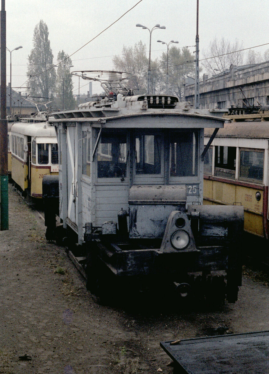 Budapest BKV: Impressionen vom Straßenbahnbetriebsbahnhof Ferencváros Kocsiszin im Oktober 1979: Arbeitstriebwagen *125. - Hersteller: ?. Baujahr: ?. - Scan eines Farbnegativs. Film: Kodak Kodacolor II. Kamera: Minolta SRT-101.