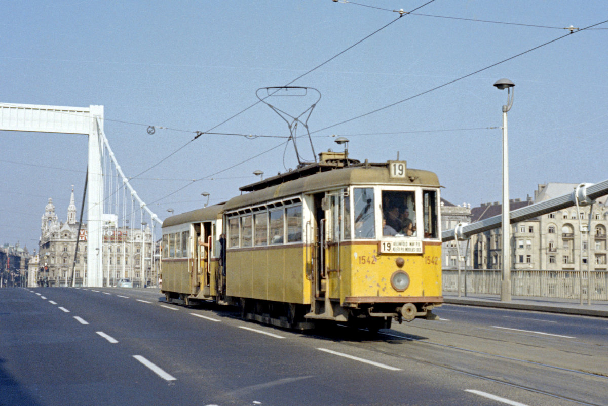 Budapest BKV SL 19 (Tw 1542) am 30. August 1969. - Scan eines Farbnegativs. Film: Kodak Kodacolor X.