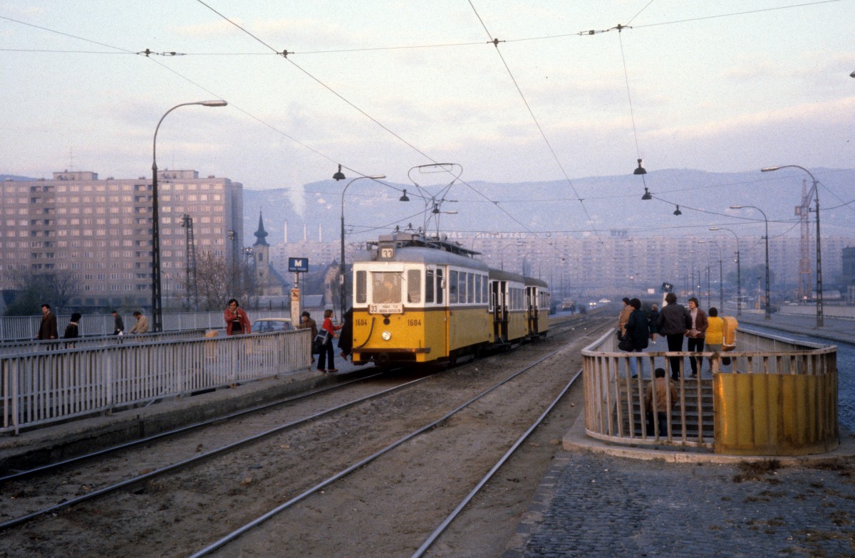 Budapest BKV SL 33: Der Tw 1604 hlt am Morgen des 20. Oktober 1979 an der Arpad hid (: Arpadbrcke).