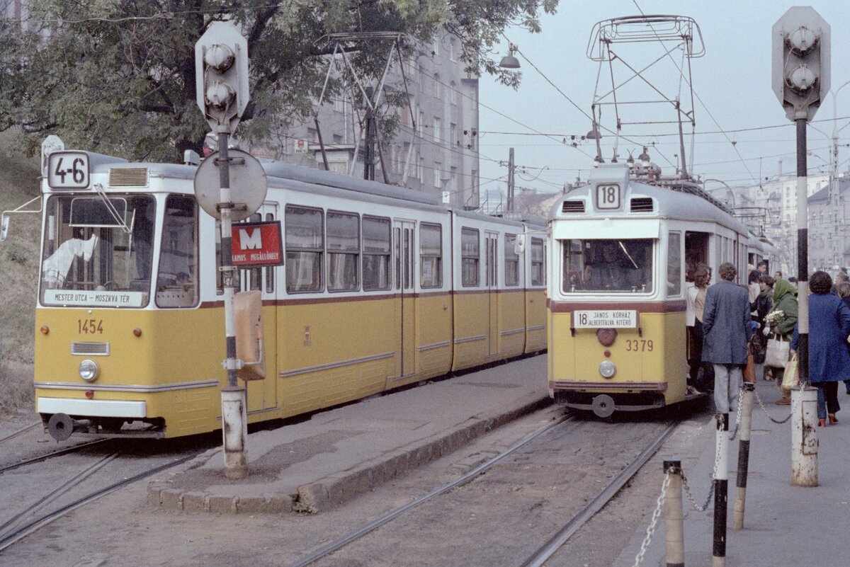Budapest BKV SL 4/6 (Ganz IC S-Tw 1454) / SL 18 (Ganz UV-Tw 3379) im Oktober 1979. - Scan eines Farbnegativs. Film: Kodak Kodacolor II. Kamera: Minolta SRT-101.  