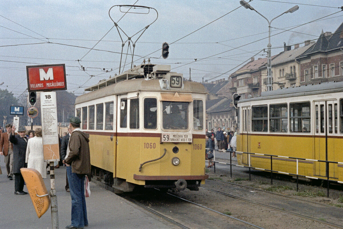 Budapest BKV SL 59 (Ganz-Tw 1060) Moszkva Tér im Oktober 1979. - Scan eines Farbnegativs. Film: Kodak Kodacolor II. Kamera: Minolta SRT-101.