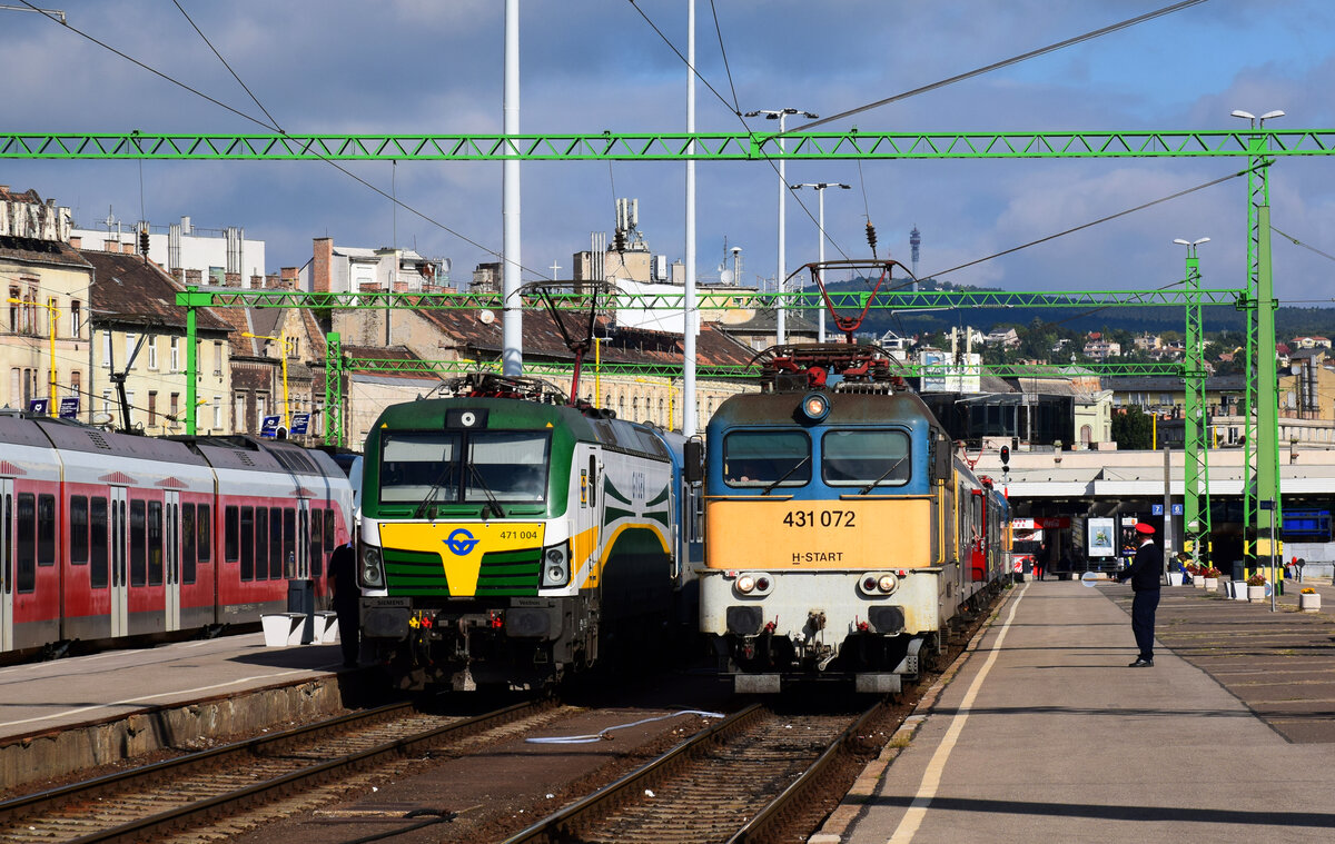 Budapest Déli pályaudvar (Südbahnhof) im herbstlichen Licht: beide Züge fahren nach Szombathely: die  Szili  (431 072) mit dem IC904  Bakony  über Székesfehérvár-Veszprém-Celldömölk, die Vectron mit dem IC914  Savaria  über Győr-Csorna.
19.09.2021.