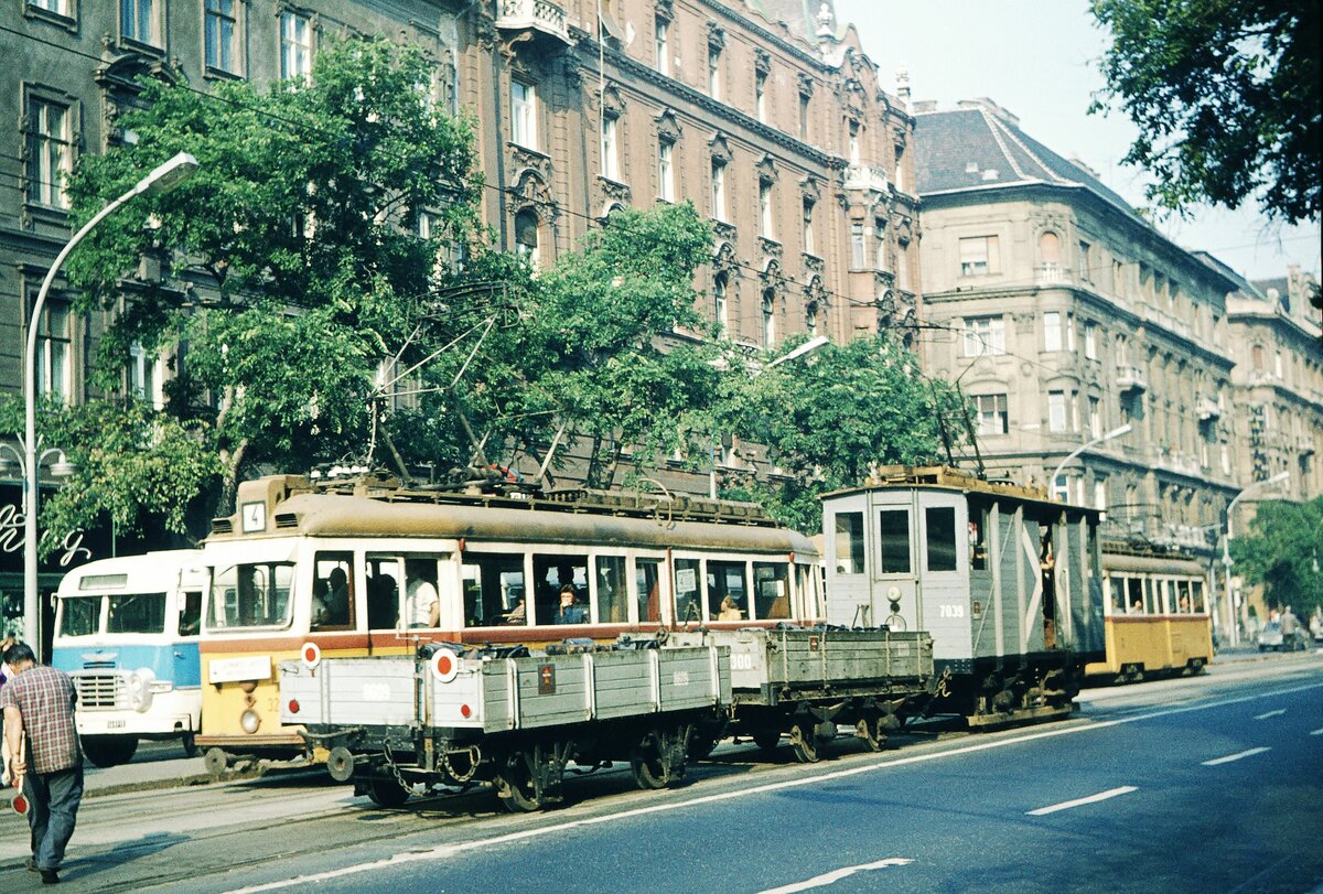 Budapest G-Zug auf dem Ring + UV-Tw + Ikarus-Bus 31/311__22-07-1975