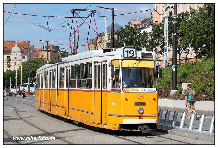 Budapest - Ganz ICS-Tw Nr. 1425 während einer Kehrfahrt am Széll Kálmán tér - 15.07.2016