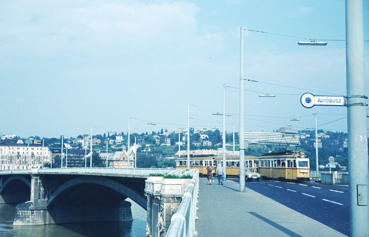 Budapest Linie 4_UV_Doanu-Brücke_22-07-1975