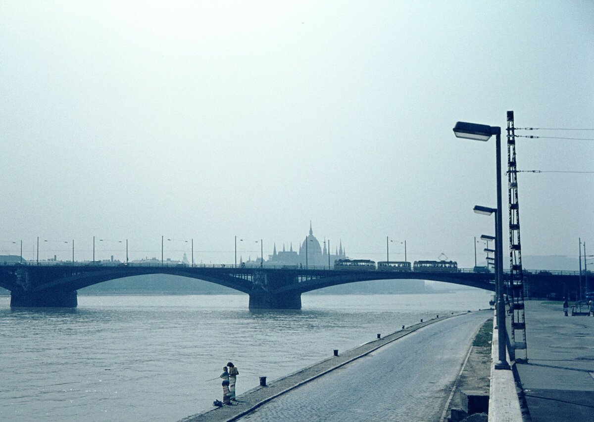 Budapest_UV-Zug_auf Donau-Brücke_22-07-1975