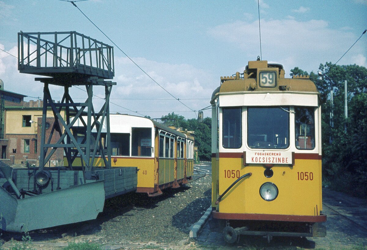 Budapest_Zahnradbahn Rowan-Garnitur Nr.30+40 von 1929 mit Linie 59 Tw 1050_21-07-1975
