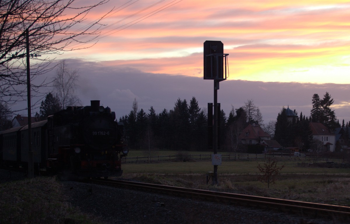BÜ 1 im Abendlicht, ein Personenzug  aus Radebeul, gezogen von 99 1762-6 , passiert gerade.BÜ am Ortseingang Moritzburg.01.03.2014 17:41 Uhr