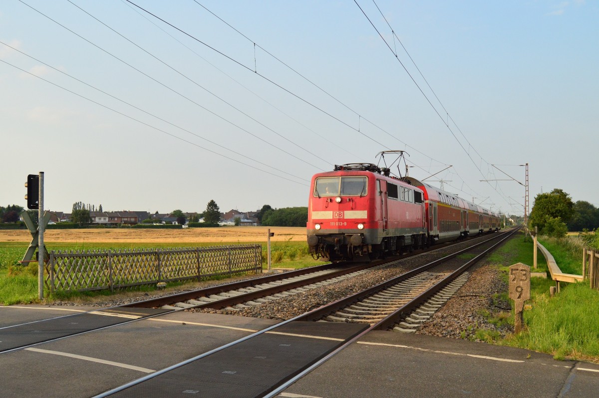 Bü am Chur. Die 111 013-9 mit einem RE4 gen Aachen fahrend bei Wickrathhahn. 24.6.2014