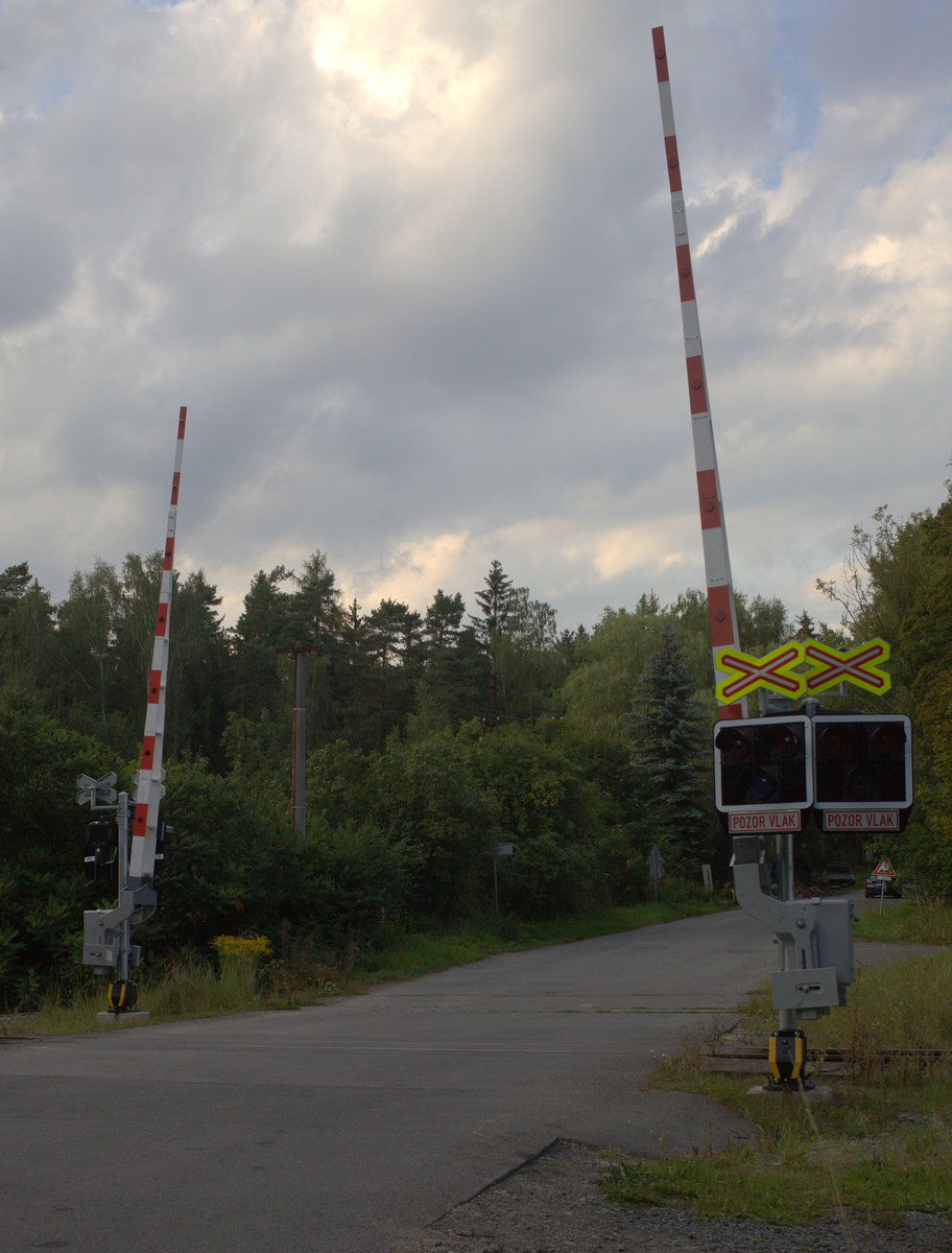 BÜ bei Kamenne Zehrovice, kurz vor dem Gewitter. 25.08.2017 18:16 Uhr.