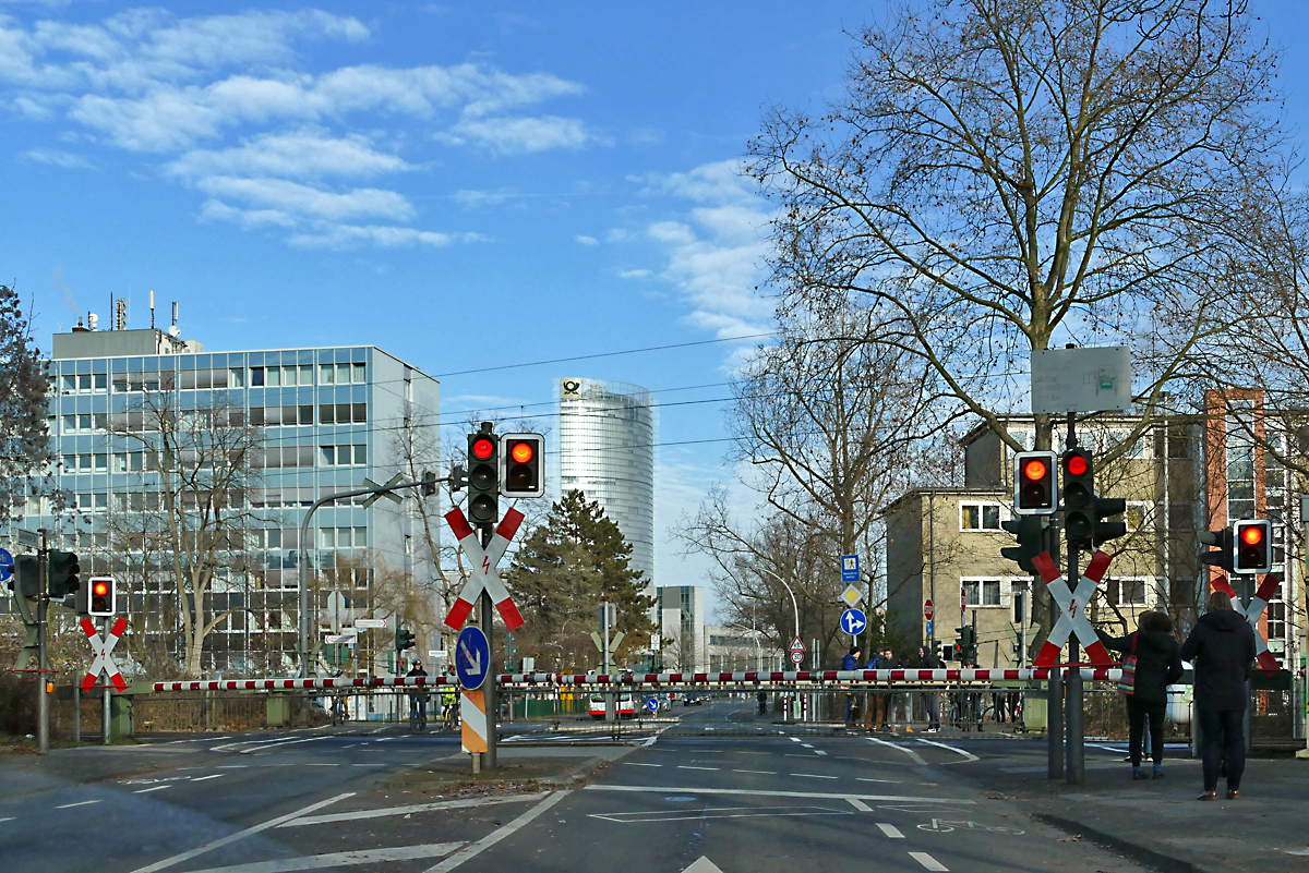 Bü Dottendorfer Straße an der KBS 470 in Bonn, im Hintergrund der Posttower - 18.01.2017