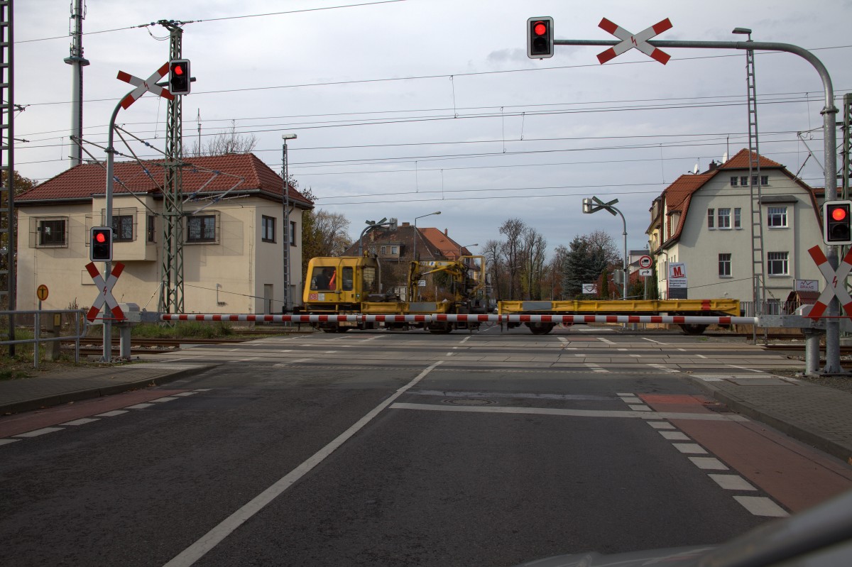 BÜ in Großenhain, Berliner Strecke, ein SKL passiert gerade. 05.11.2015 10:53 Uhr.