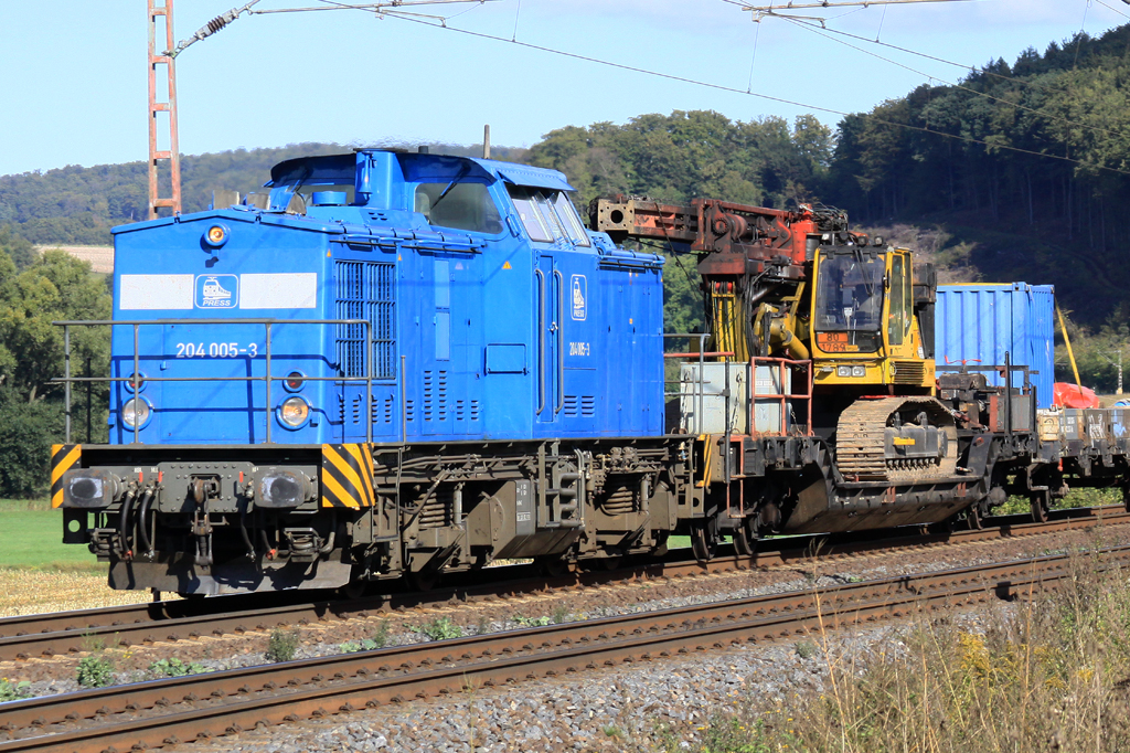 B� Km 75,1 Press 204 005-3 am 27.09.2013  15:19 mit Tieflader und Ramme in Richtung G�ttingen