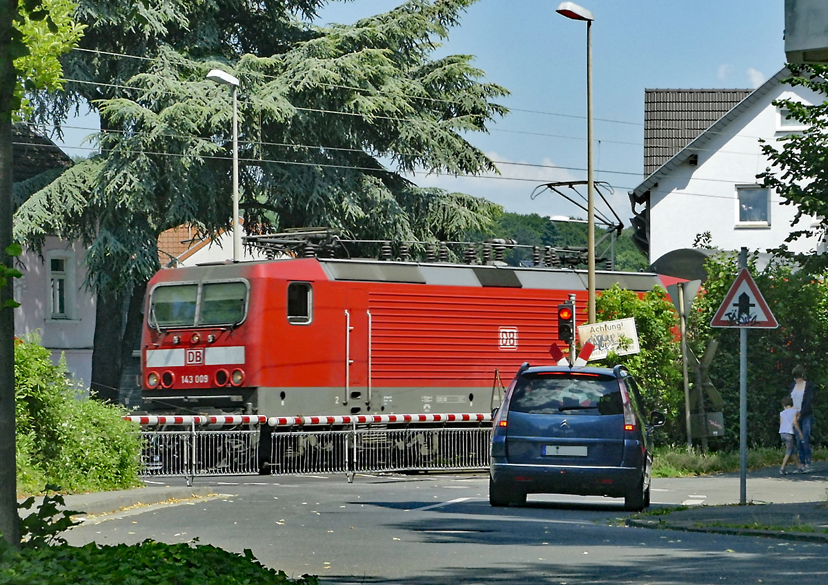 Bü Rhenus-Allee in Bonn-Beuel mit kreuzender 143 009 - 07.07.2017