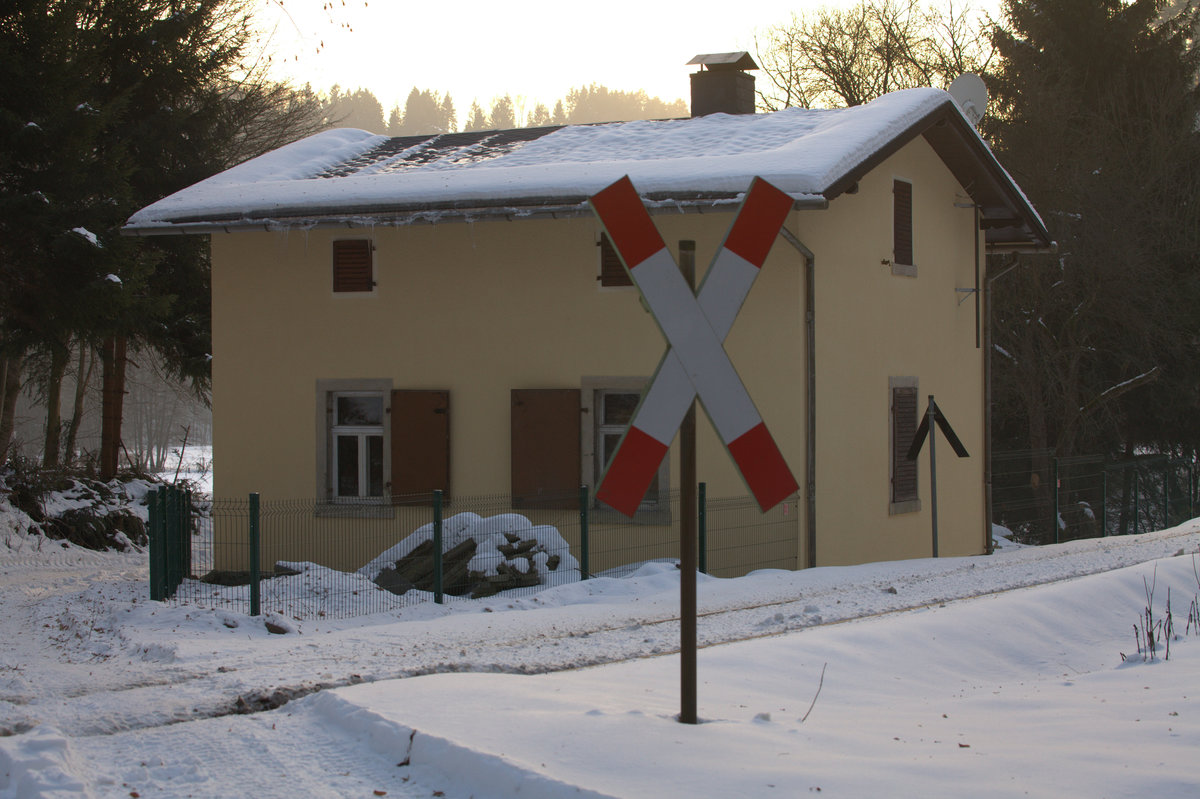 BÜ im Sebnitztal, das Bahnwärterhaus wird als Wochenandhaus genutzt.28.01.2017 16:10 Uhr.