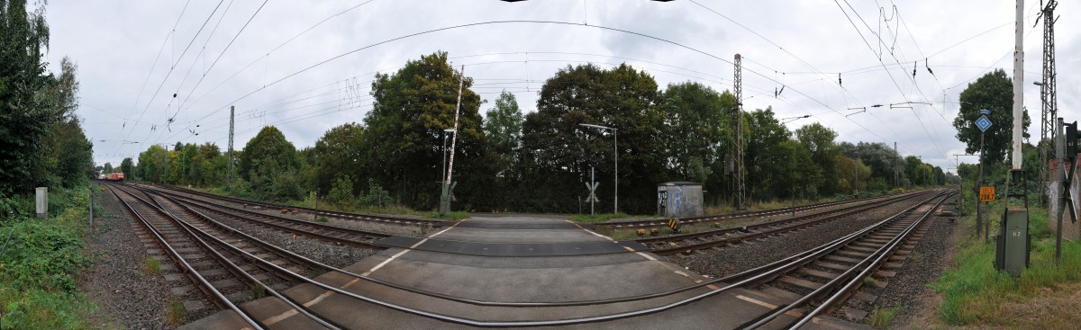 BÜ-SO 1/3...hier zu sehen ist der Bahn-Übergang  Stade-Ost , als Panorama-Bild, mit Blickrichtung Ost. Von links: das Gleis kommend aus dem Bahnhof Stade und nach rechts weiterführend über Buxtehude nach Hamburg-Harburg. Warum die DB diessen BÜ noch betreibt, ist mir unverständlich, da ca. 100 m nach links es einen Eisenbahntunnel gibt. 