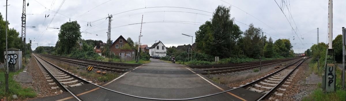 BÜ-SO 2/3...hier zu sehen ist der Bahn-Übergang  Stade-Ost , als Panorama-Bild, mit Blickrichtung West. Von links: das Gleis kommend aus Hamburg-Harburg, über Buxtehude und nach rechts weiterführend zum Bahnhof Stade. Auf dem Bild  BÜ-SO 1/3  ist links zu sehen BR 185 019, welche den mittäglichen Kesselwagenzug der Dow-Chemical abzieht. Auf diesem Bild rechts zu sehen. (genauer hinsehen...gelle...  :-))