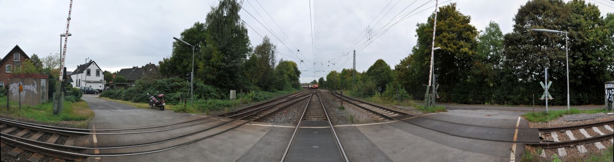 BÜ-SO 3/3...hier zu sehen ist der Bahn-Übergang  Stade-Ost , als Panorama-Bild, mit Blickrichtung Nord in Richtung des Bahnhofes Stade. Direkt vis-à-vis ist die BR 185 019, welche schon den Mittags-Dow-Kesselwagenzug am Hacken hat, zu sehen (bei Schwierigkeiten ist eine Lupe sinnvoll... ;-))...gelle...)