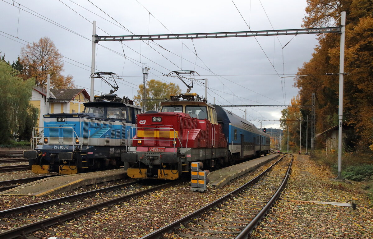 Bügeleisen Treffen im Bahnhof Rybník. Die 210 055, welche als Zusatzleistung in der Rushour verkehrt und die Retro 210 059, die am 31.10.23 den normalen Pendelverkehr nach Lipno nad Vltavou übernahm. 