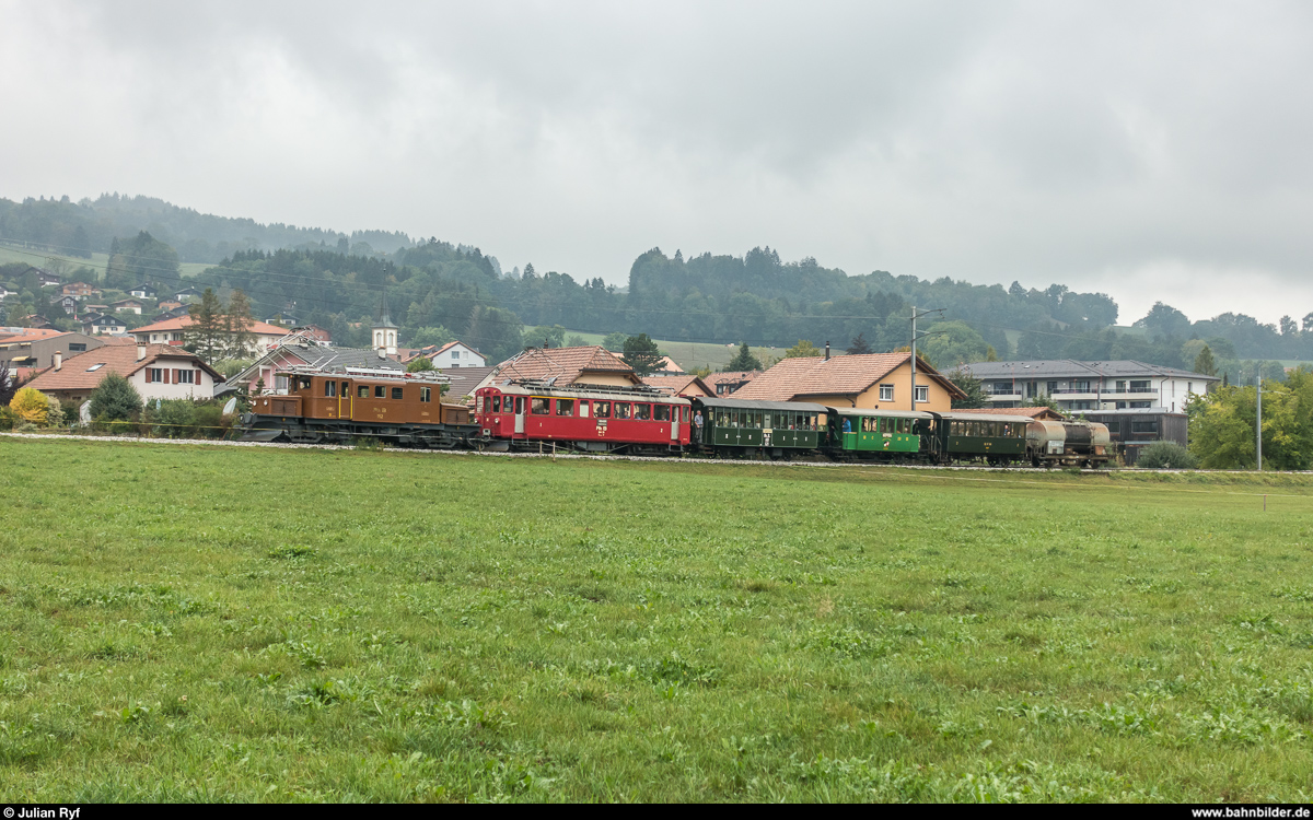 Bündnertag im Saanenland am 14. September 2018 im Rahmen des Mega Bernina Festivals der Chemin de fer-musée Blonay-Chamby. <br>
Zug Bulle - Gstaad mit der Gastlok Ge 4/4 182 und dem ABe 4/4 I 35 bei Le Pâquier.