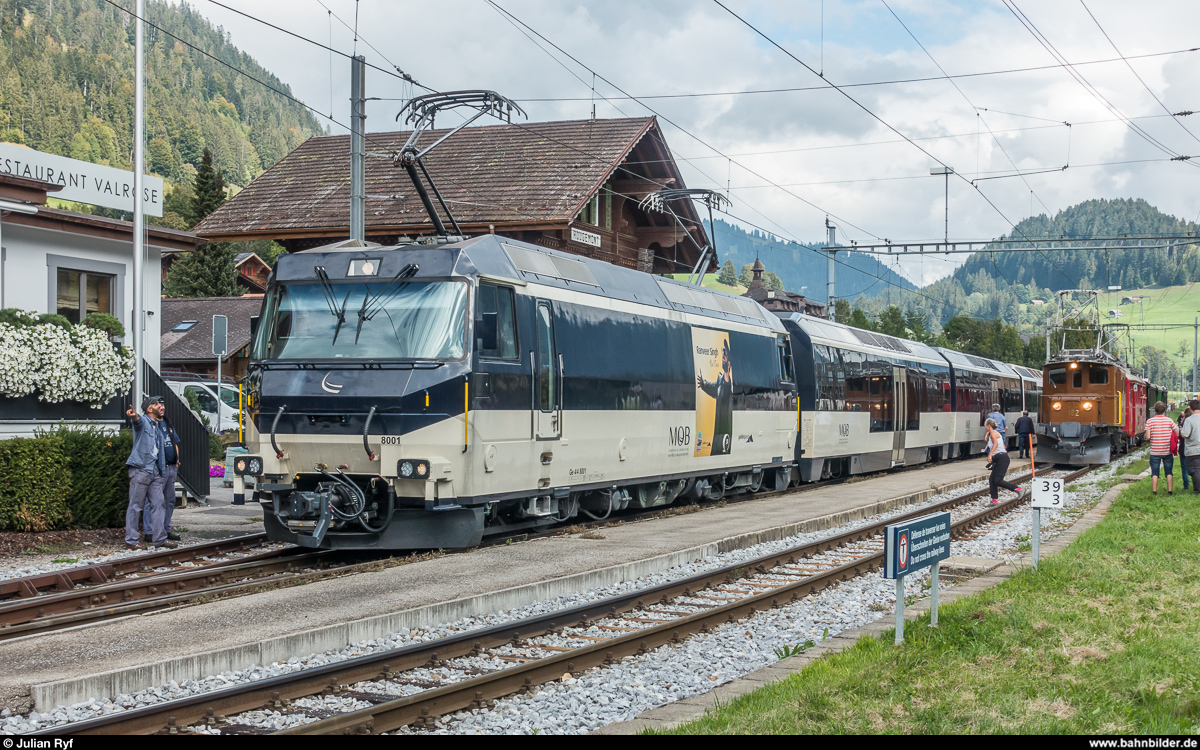 Bündnertag im Saanenland am 14. September 2018 im Rahmen des Mega Bernina Festivals der Chemin de fer-musée Blonay-Chamby. <br>
Zug Gstaad - Bulle mit Gastlok Ge 4/4 182 und ABe 4/4 I 35 wird in Rougemont von der Ge 4/4 8001 mit einem Panoramic überholt.