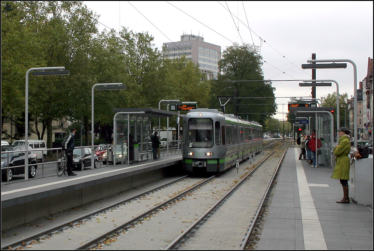 Büttnerstraße -

Die Verzeigungshaltestelle  Büttnerstraße  der Linien 1 und 2 wurde 2002 ausgebaut. 

Hannover, 02.11.2006 (M)