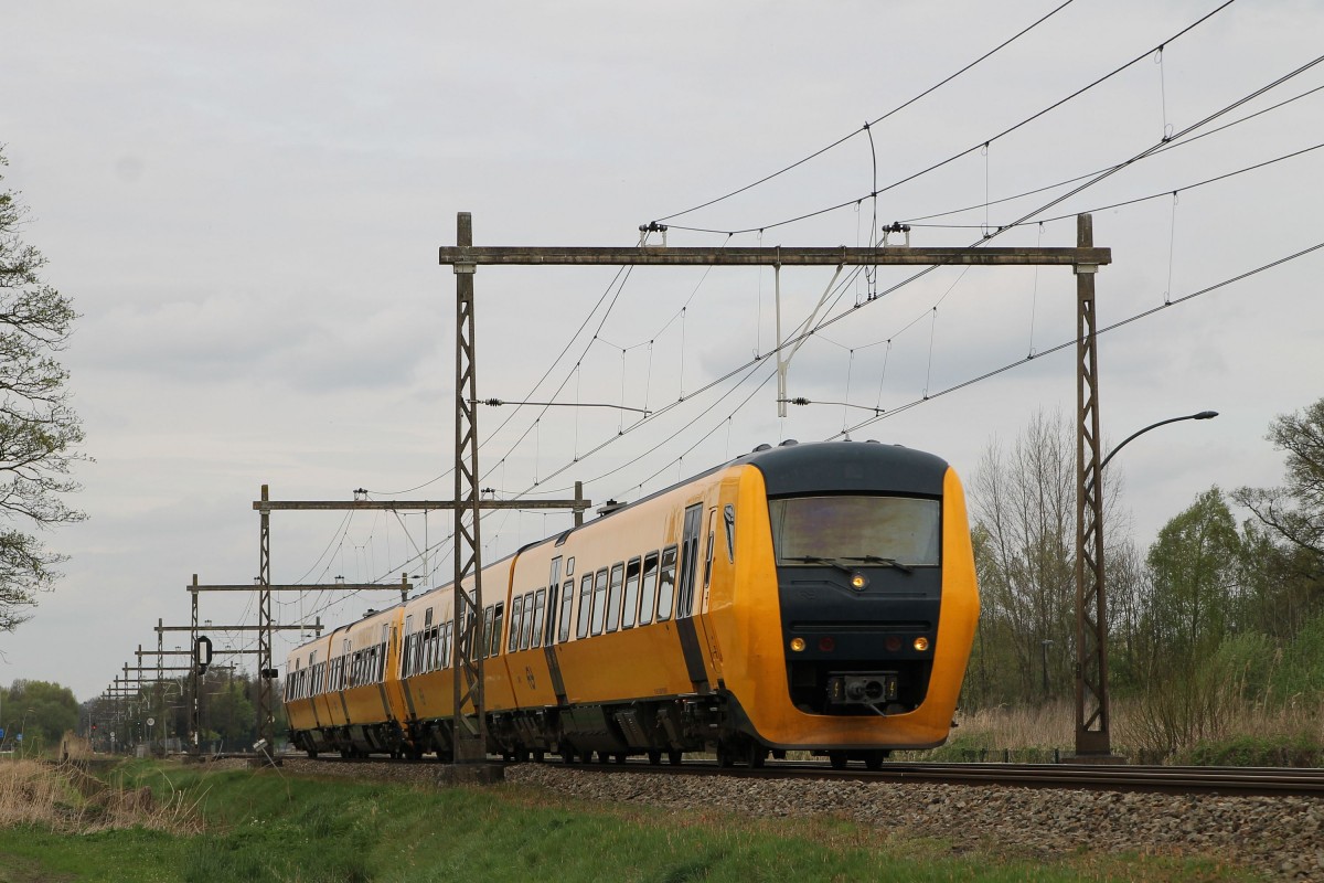 Buffels 3430 und 3443 mit RE 7939 Zwolle-Enschede bei Hengelo am 7-4-2014.