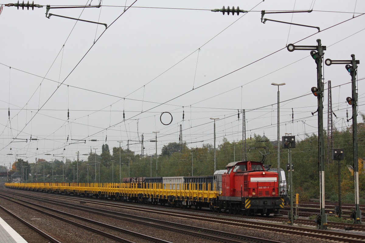 BUG 345 107 am 16.10.13 mit einem langen Re Wagenzug in Düsseldorf-Rath.