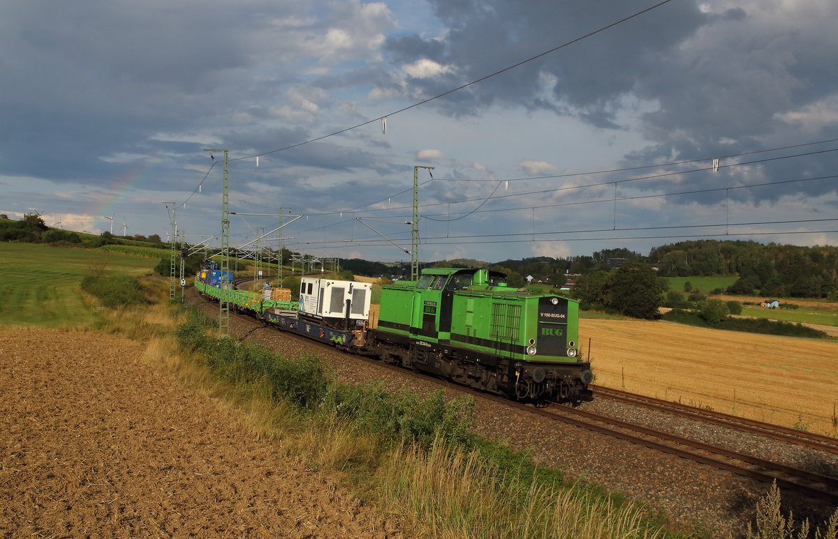 BUG V100 mit Bauzug als  Bauz 93977 von Sangerhausen nach Hof bei Feilitzsch. Aufgenommen am 18.08.2020 bei recht wechselhaftem Wetter konnten sogar noch Reste des Regenbogens mit auf das Bild.