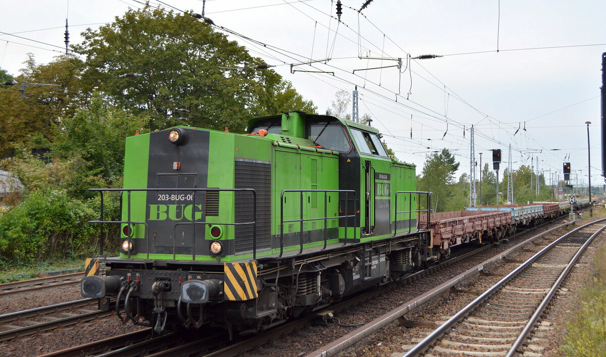 BUG Vermietungsgesellschaft mbH, Hoppegarten mit  203-BUG-06  [NVR-Nummer: 92 80 1203 105-2 D-HVLE] und einigen Drehgestell-Flachwagen (Rangierfahrt) bei Gleisbauarbeiten am Gbf. Berlin Köpenick am 06.09.22  