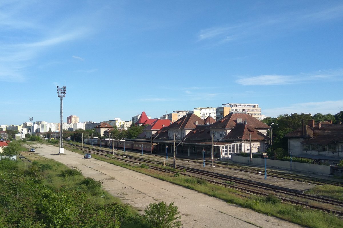 Bukarester Ostbahnhof am Abend des 11.05.2017. An Gleis 1 wartet eine Regio-Garnitur auf Abfahrt.