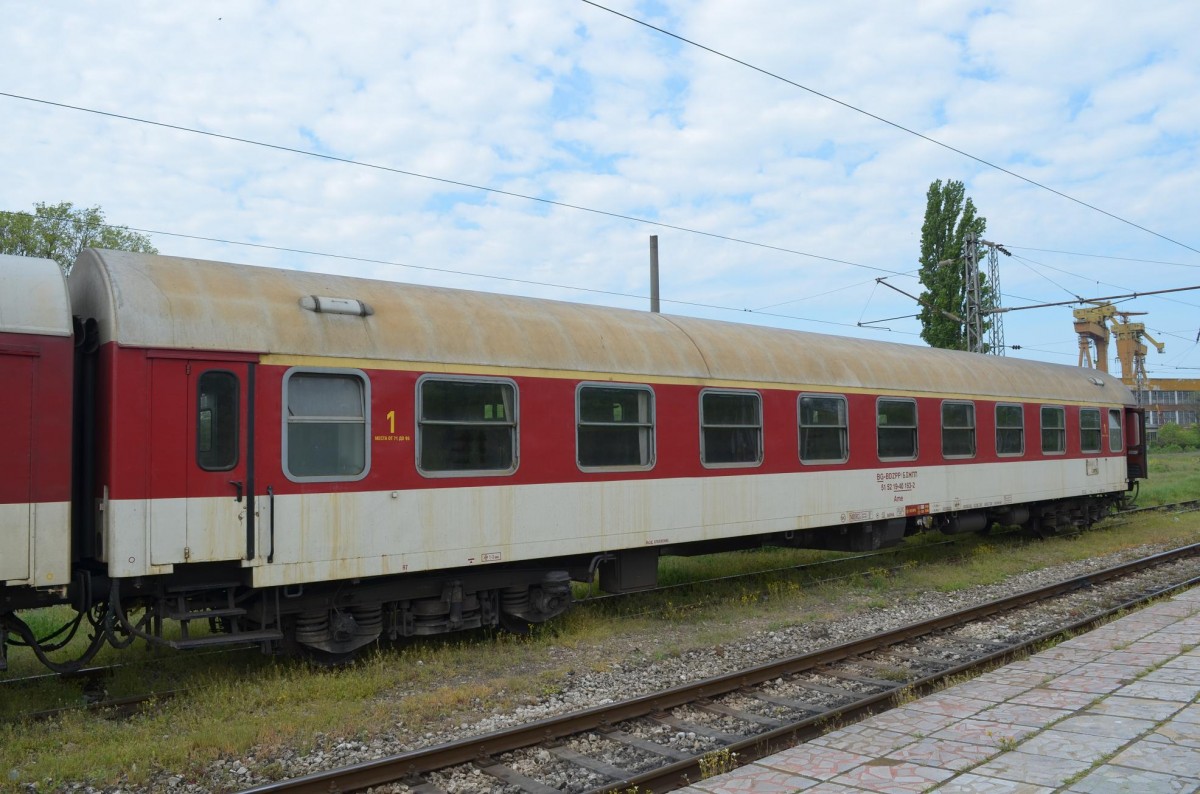 Bulgarien: Abgestellter 1. Klasse Sitzwagen Bauart Bautzen Y/B70 BDZ 51 52 19-40 163-2 Ame in Warna/Varna (Варна) 06.05.2015