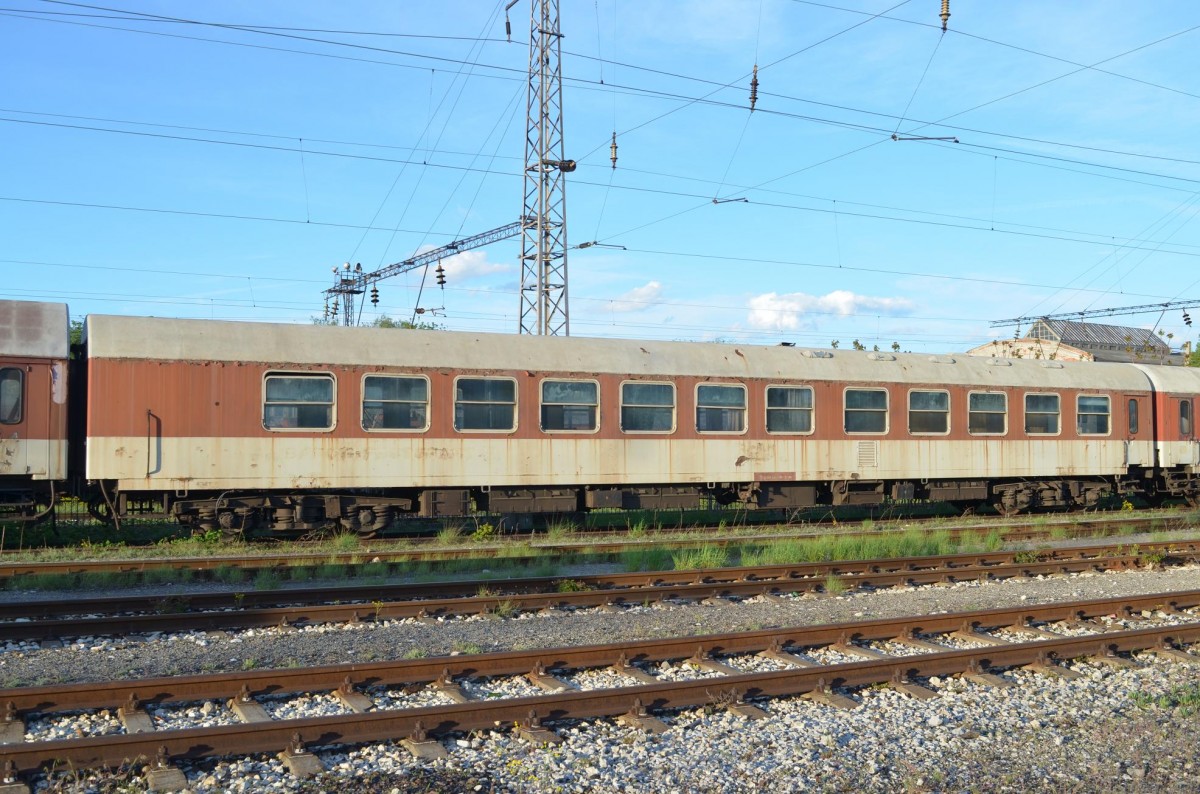 Bulgarien: Abgestellter Speißewagen Bauart Bautzen BDZ 51 52 88-80 020-1 WRm in Sofia (София) 03.05.2015