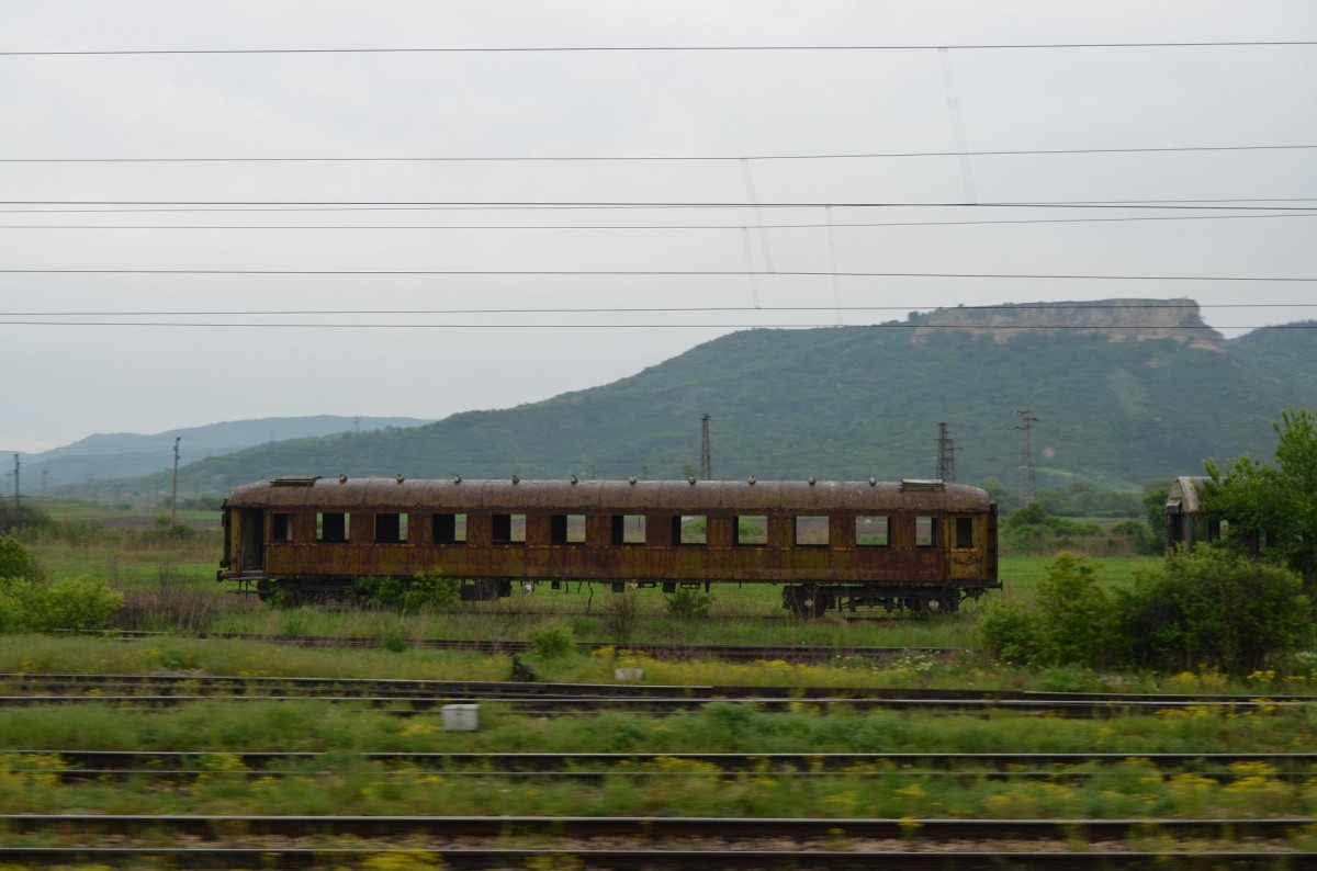 Bulgarien: Ausgeschlachteter BDZ 1. Klasse Eilzugwagen in Razdelna (Разделна) bei Warna/Varna (Варна) 07.05.2015