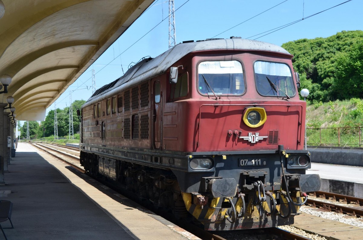 Bulgarien: BDZ Ludmilla 07 111.8 in Ruse für den einmal am Tag Fahrenden Grenzüberschreitend  Personenschnellzug  Ruse - Giurgiu Nord (Rumänien) weiter nach Bukarest 08.05.2015