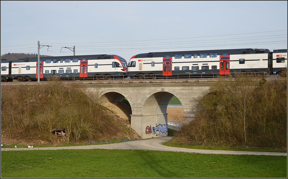 Bulliger Zug auf bulliger Brücke. RABe 511 023 und 511 036 zwischen Altenburg und Neuhausen, auf deutschem Staatsgebiet. April 2015.