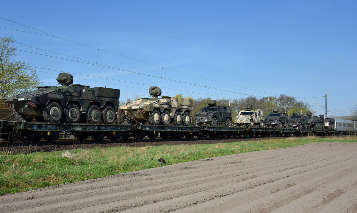 Bunderwehrwaggons für Militärgut RIV D-BW 3994 374-5, 3994 302-6, 3994 309-1, 3994 380-2, 3994 379-4, 3994 386-9, 3994 363-8 und 3994 384-4. Im Bild waren Radfahrzeuge vom Typ  Boxer ,  Dingo 1  und  Eagle IV/V . Höhe Bardowick, 20.04.2018.