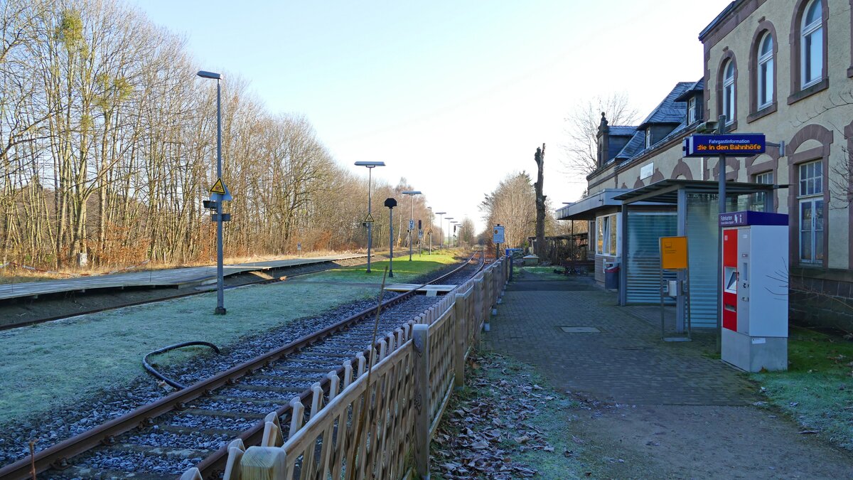 Bundesbahn-Atmosphäre pur: der Bahnhof Voldagsen an der Wesertalbahn.
Aufgenommen im Dezember 2021.
