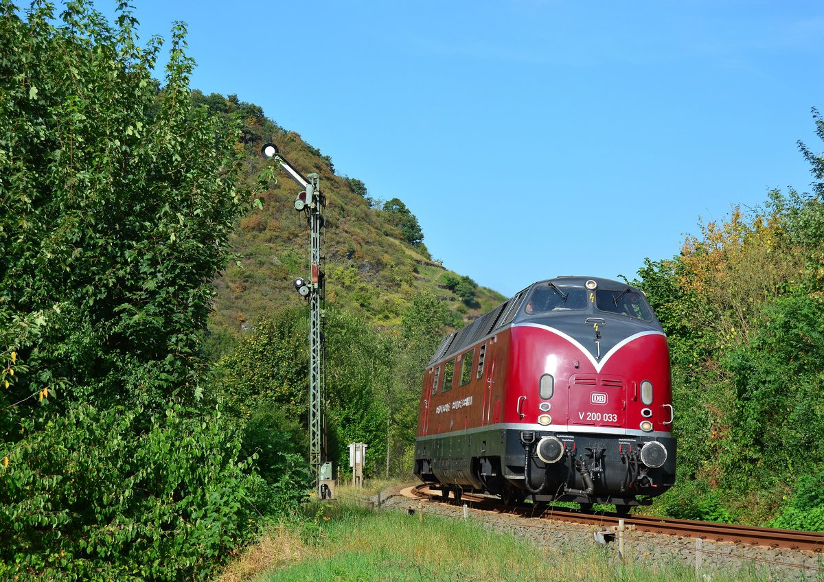 Bundesbahn Feeling pur. V200 033 kam am 03.09.2016 vom tanken in Remagen wieder in Kreuzberg eingefahren und stand dort mit dem Sonderzug nach Rheine bis 18:00 abgestellt.

Kreuzberg 03.09.2016