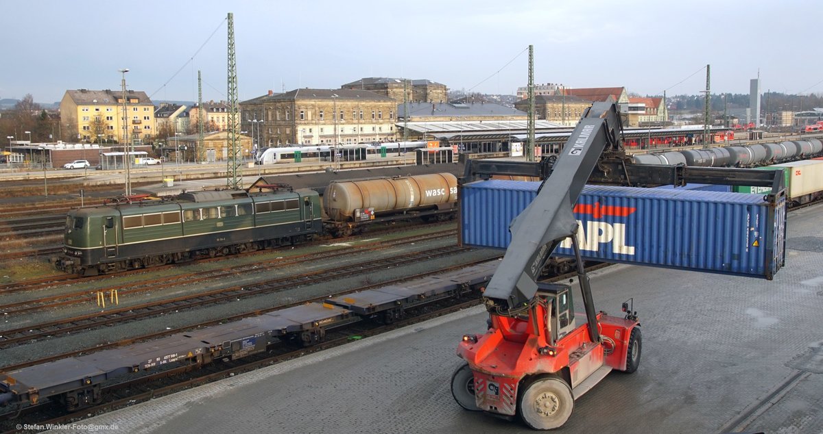 Bundesbahn-Look in Hof Hbf am Containerterminal. 151 124 ist in dieser Verladeszene vom 09.Januar 2018 zu sehen.