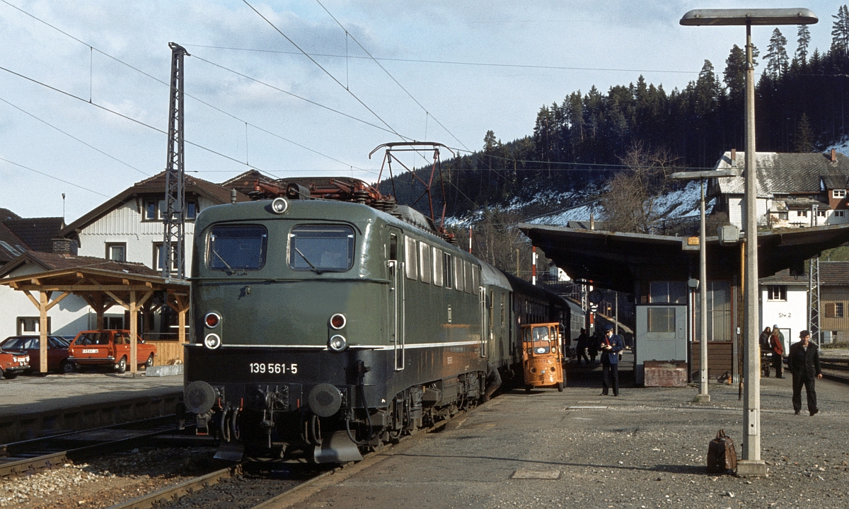 Bundesbahn-Nostalgie 1979 : Eine gepflegte Lok, Gepäckkarren am Zug, Zugführer mit roter Schärpe, indiviudueller  Bahnhofs-Charme  und alles ein wenig entspannter als heute ... ! Sogar die einfache Frage an den Lokführer, ob man ein Stück auf der Lok mitfahren dürfe, war von Erfolg gekrönt (aber nur bis Titisee, ab Hinterzarten musste wegen der Steilstrecke der Zugführer als zweiter Mann auf den Führerstand). Neustadt/Schw., 4.5.1979.  