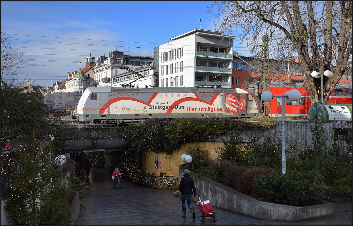 Bunt ist auch die Schwarzwaldbahn mit der falschen 146 227 und ihrer Werbung für die Schwäbische Eisenbahn. Konstanz, Dezember 2017.