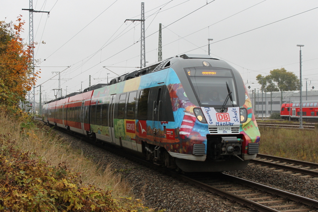 bunt durch den Herbst:442 354 als S2(Warnemünde-Güstrow)bei der Ausfahrt im Rostocker Hbf.21.10.2016
