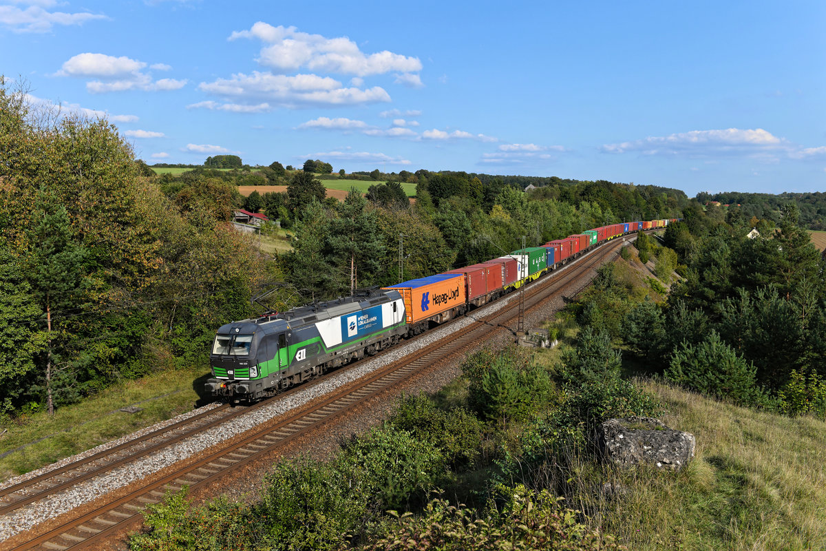 Bunt und komplett beladen war am 12. September 2020 der Containerzug DGS 43952 von Enns in Oberösterreich nach Dradenau bei Hamburg. Zuglok war der optisch schon etwas mitgenommene ELL-Vectron 193 223. Entstanden ist die Aufnahme bei Laaber in der Oberpfalz. 