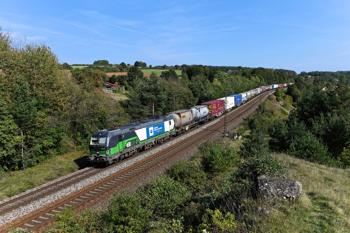 Bunt und komplett beladen zeigte sich am 13. September 2020 der DGS 41158 von Budapest Soroksar Terminal nach Rheinhausen. Bespannt war er vom ELL Vectron 193 238, der wie viele für die Wiener Lokalbahn fahrende Loks starke Gebrauchsspuren aufweist. Entstanden ist die Aufnahme an der inzwischen aufgrund starken Bewuchses kaum noch erkennbaren Stützmauer bei Laaber in der Oberpfalz.